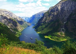 Statek płynący wzdłuż fiordu Sognefjorden w Norwegii