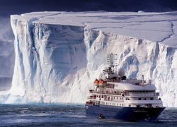 Statek przy górze lodowej na Antarktydzie