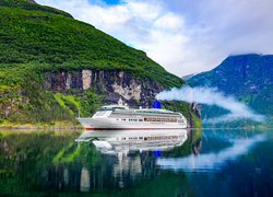 Norwegia, Geiranger, Fiord Geirangerfjorden, Statek wycieczkowy, Pasażerski, Góry, Drzewa