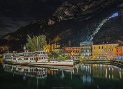 Włochy, Riva del Garda, Kolorowe, Domy, Drzewa, Statek, Jezioro Garda, Odbicie, Góry