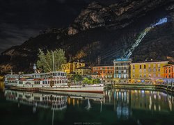 Statek wycieczkowy na tle domów w Riva del Garda