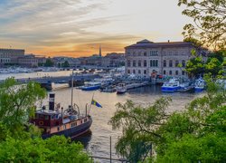 Statki i domy nad rzeką w Sztokholmie