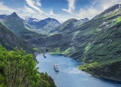 Góry, Chmury, Lasy, Statki pasażerskie, Fiord Geirangerfjorden, Wioska Geiranger, Gmina Stranda, Norwegia