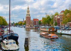 Statki na kanale w Amsterdamie