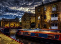 Rzeka, Kanał, Rochdale Canal, Statki, Domy, Pochmurne, Niebo, Sowerby Bridge, Anglia