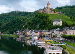 Statki na rzece Mozela w Cochem i Zamek Reichsburg na wzgórzu