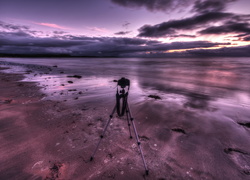 Statyw z aparatem fotograficznym na plaży