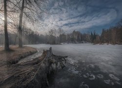 Staw Barski pokryty lodem w Serednikowie