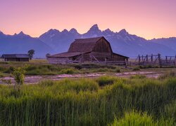 Stany Zjednoczone, Wyoming, Park Narodowy Grand Teton, Góry, Chata, Drzewa, Ogrodzenie, Trawa