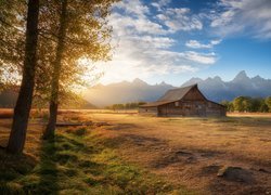 Park Narodowy Grand Teton, Góry, Dom, Stodoła, Drzewa, Wschód słońca, Chmury, Stan Wyoming, Stany Zjednoczone