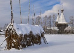 Zima, Domy, Drzewa, Śnieg, Pole, Stóg, Siana, Kościół Objawienia Pańskiego, Wieś Pogost, Obwód archangielski, Rosja