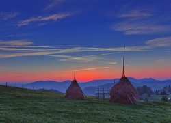 Łąka, Stogi, Siana, Wschód słońca, Niebo, Góry