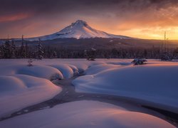 Stratowulkan Mount Hood zimową porą