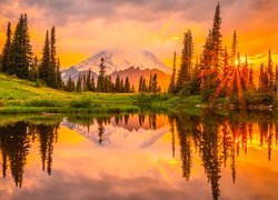 Stratowulkan Mount Rainier i jezioro Tipsoo Lake w blasku zachodzącego słońca