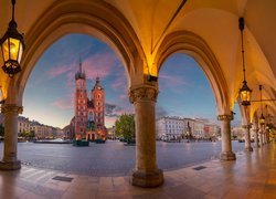 Sukiennice z widokiem na kościół Mariacki w Krakowie