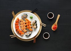 Sushi i pałeczki na talerzu