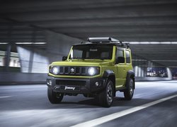 Suzuki Jimny pod wiaduktem