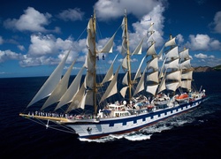 SV Royal Clipper - pięciomasztowa fregata na morzu