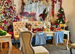 Świąteczna dekoracja pokoju i stołu na Boże Narodzenie