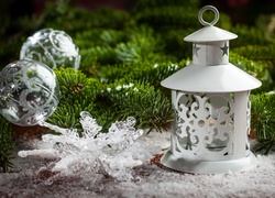 Świąteczna dekoracja z białym lampionem i bombkami