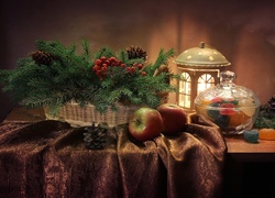 Świąteczna dekoracja z lampionem i stroikiem