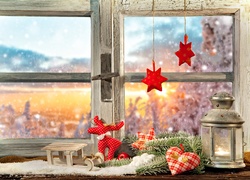Świąteczna dekoracja z lampionem na oknie
