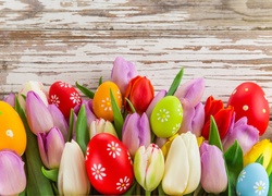 Świąteczna kompozycja z kolorowych tulipanów i wielkanocnych pisanek