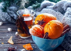 Świąteczna kompozycja z mandarynkami w miseczce i herbatą