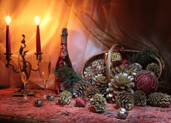 Świąteczna kompozycja z szampanem i świeczkami