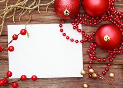 Kompozycja, Boże Narodzenie, Dekoracje, Bombki czerwone, Łańcuchy czerwone, Kartka, Deski