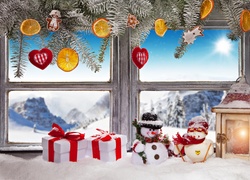 Świątecznie udekorowane okno z lampionem i bałwankami