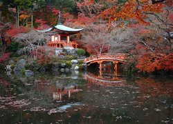 Kompleks świątynny Daigo-ji, Świątynia Benten-do, Mostek, Staw, Jesień, Drzewa, Kioto, Japonia