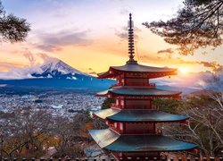 Świątynia Chureito Pagoda na tle góry Fudżi w Japonii