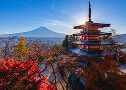 Świątynia, Chureito Pagoda, Góra, Fudżi, Mount Fuji, Drzewa, Promienie słońca, Jesień, Miasto Fujiyoshida, Prefektura Yamanashi, Wyspa Honsiu, Japonia