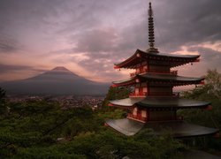 Świątynia Chureito Pagoda, Góra Fudżi, Stratowulkan, Drzewa, Zachód słońca, Miasto Fujiyoshida, Prefektura Yamanashi, Wyspa Honsiu, Japonia