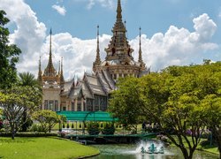 Świątynia Mahawiharn Temple, Prowincja Nakhon Ratchasima, Tajlandia, Drzewa