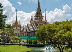 Świątynia Mahawiharn Temple, Prowincja Nakhon Ratchasima, Tajlandia, Drzewa