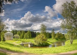 Park, Świątynia Przyjaźni, Mostek, Rzeka Sławianka, Drzewa, Pawłowsk, Petersburg, Rosja