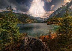 Góry, Skały, Drzewa, Świerki, Chmury, Jezioro Gosauseen, Alpy Salzburskie, Gmina Gosau, Austria