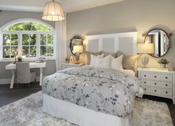 Sypialnia w szaro-białej tonacji
