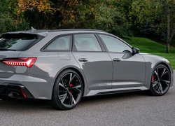 Szare Audi RS6 Avant