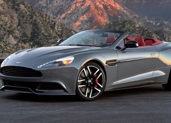 Szary Aston Martin Vanquish