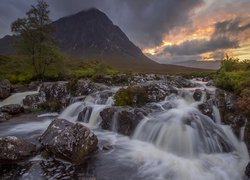 Góra, Szczyt Buachaille Etive Mor, Rzeka, River Coupall, Kamienie, Drzewo, Chmury, Region Highland, Szkocja