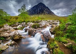 Szkocja, Rejon Highland, Dolina Glen Coe, Góra, Szczyt Buachaille Etive Mor, Rzeka Coupall, Skały, Chmury, Roślinność