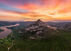 Szczyt Errigal na tle panoramy jezior w górach Derryveagh Mountains w hrabstwie Donegal w Irlandii