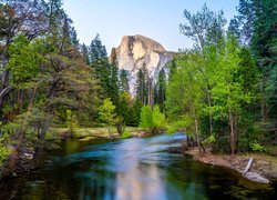 Szczyt Half Dome i rzeka Merced River