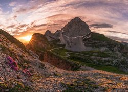 Szczyt Mangart, Góry Alpy Julijskie, Słowenia, Wschód słońca, Kamienie, Promienie słońca, Szlaki