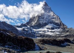 Szczyt Matterhorn w chmurach