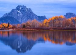 Stany Zjednoczone, Stan Wyoming, Park Narodowy Grand Teton, Rzeka Snake River, Góry, Szczyt Mount Moran, Drzewa, Jesień