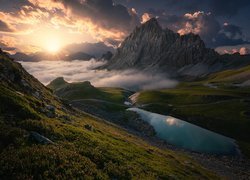 Góry, Alpy Kotyjskie, Szczyt Rocca la Meja, Roślinność, Mgła, Wschód słońca, Chmury, Włochy